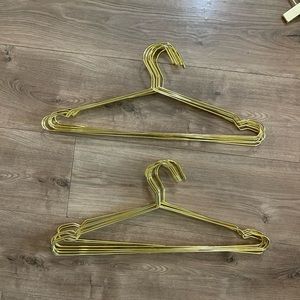 Gold hangers (20)